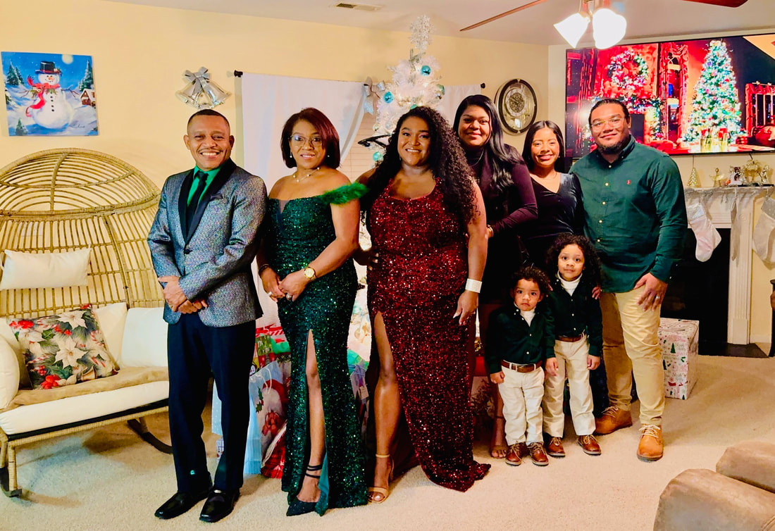 Pastores Chano y María Domínguez con su familia