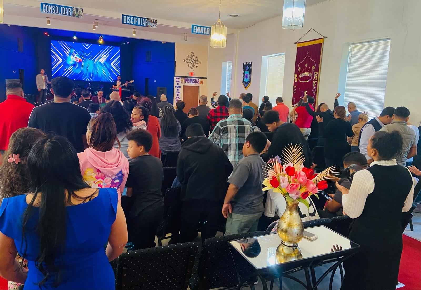 Congregación en adoración durante el servicio