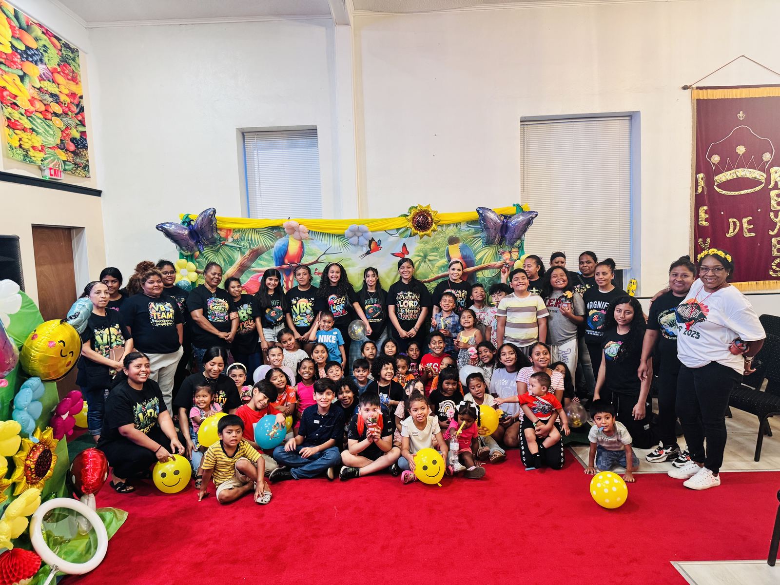 Grupo de niños y voluntarios en la Escuela Bíblica de Vacaciones