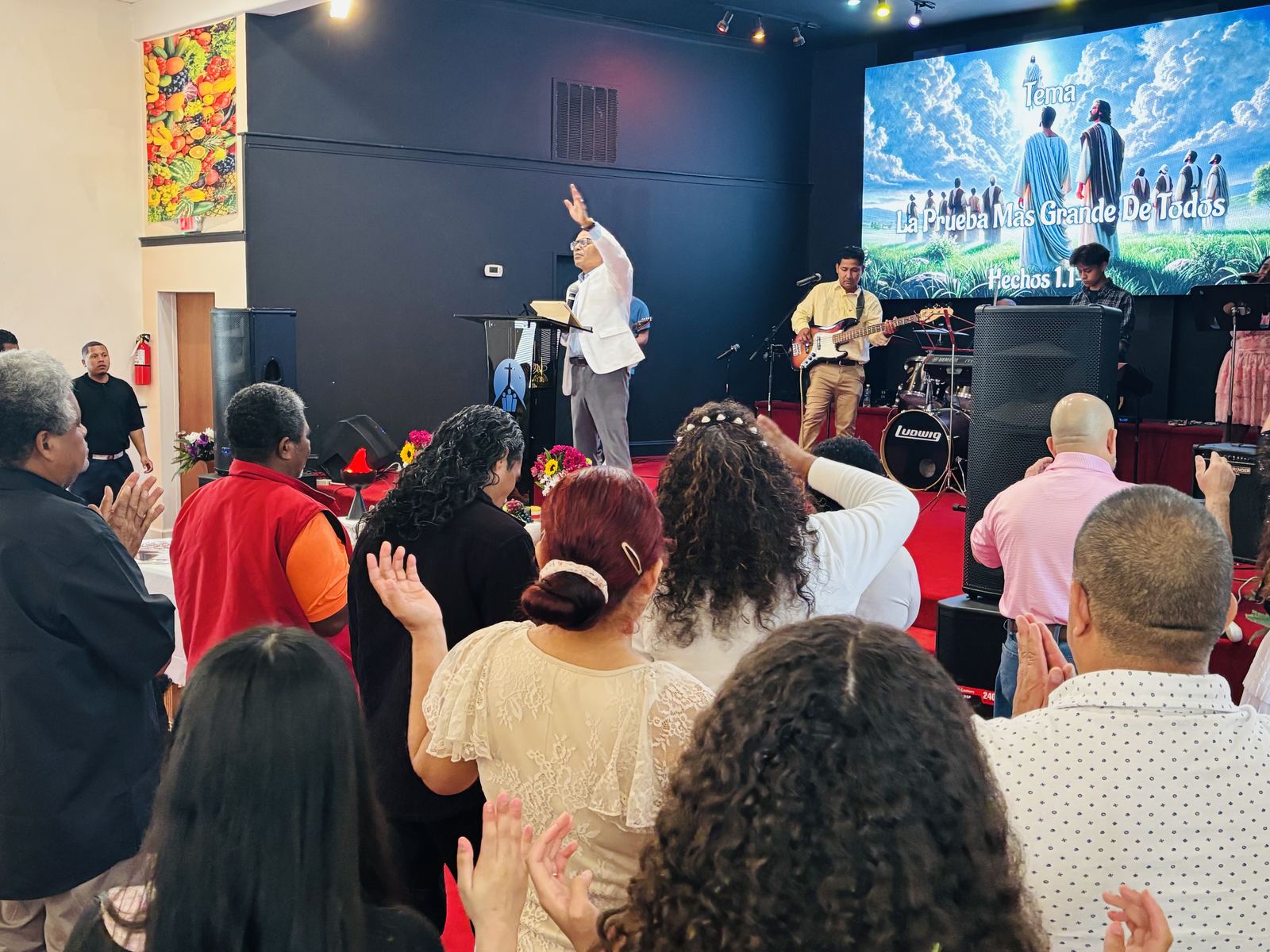 Pastor y congregación en un momento de alabanza y entrega