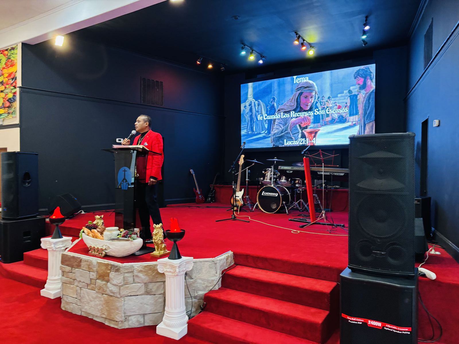 Pastor predicando en el púlpito