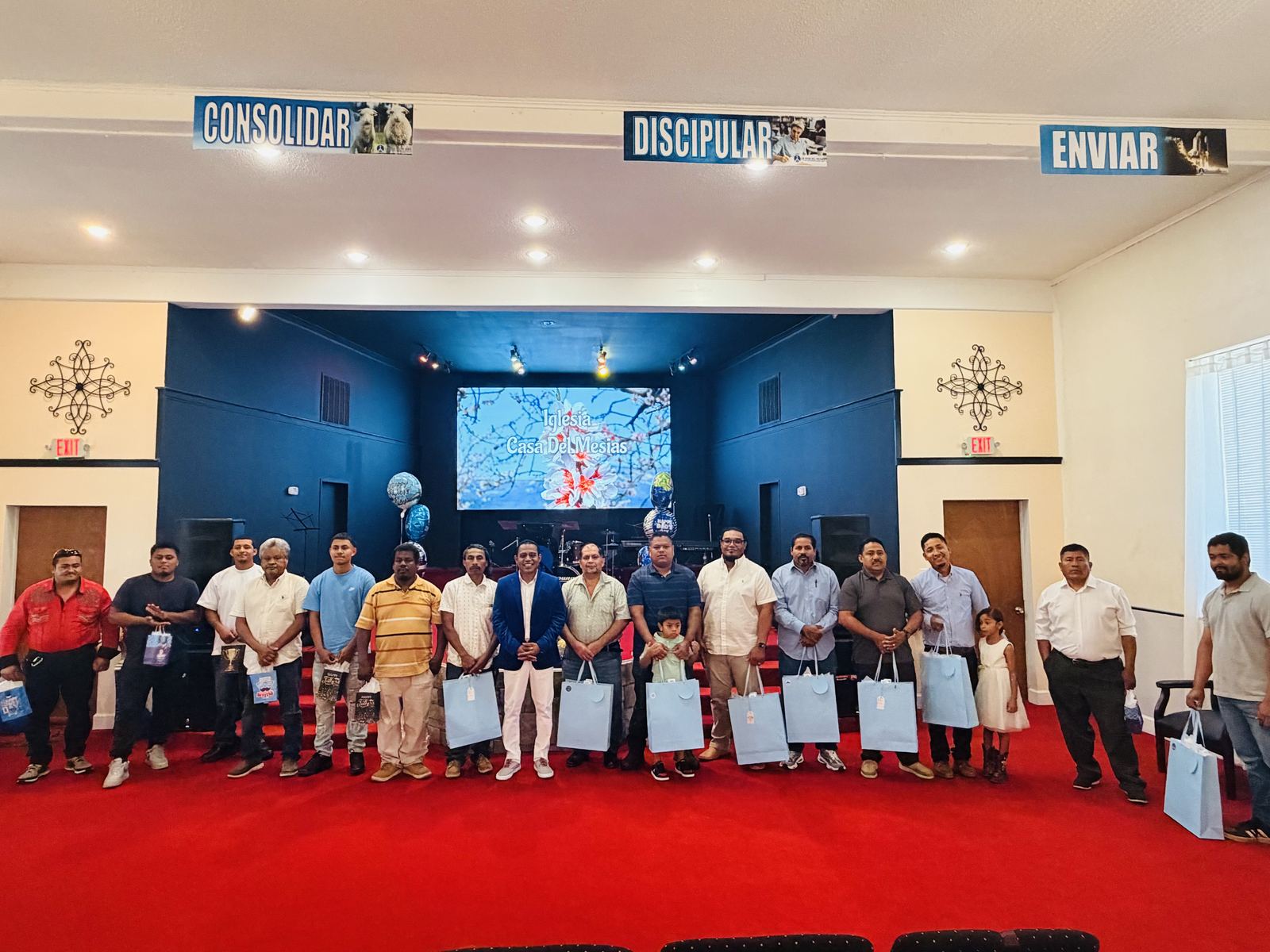 Grupo de hombres de la congregación recibiendo un reconocimiento