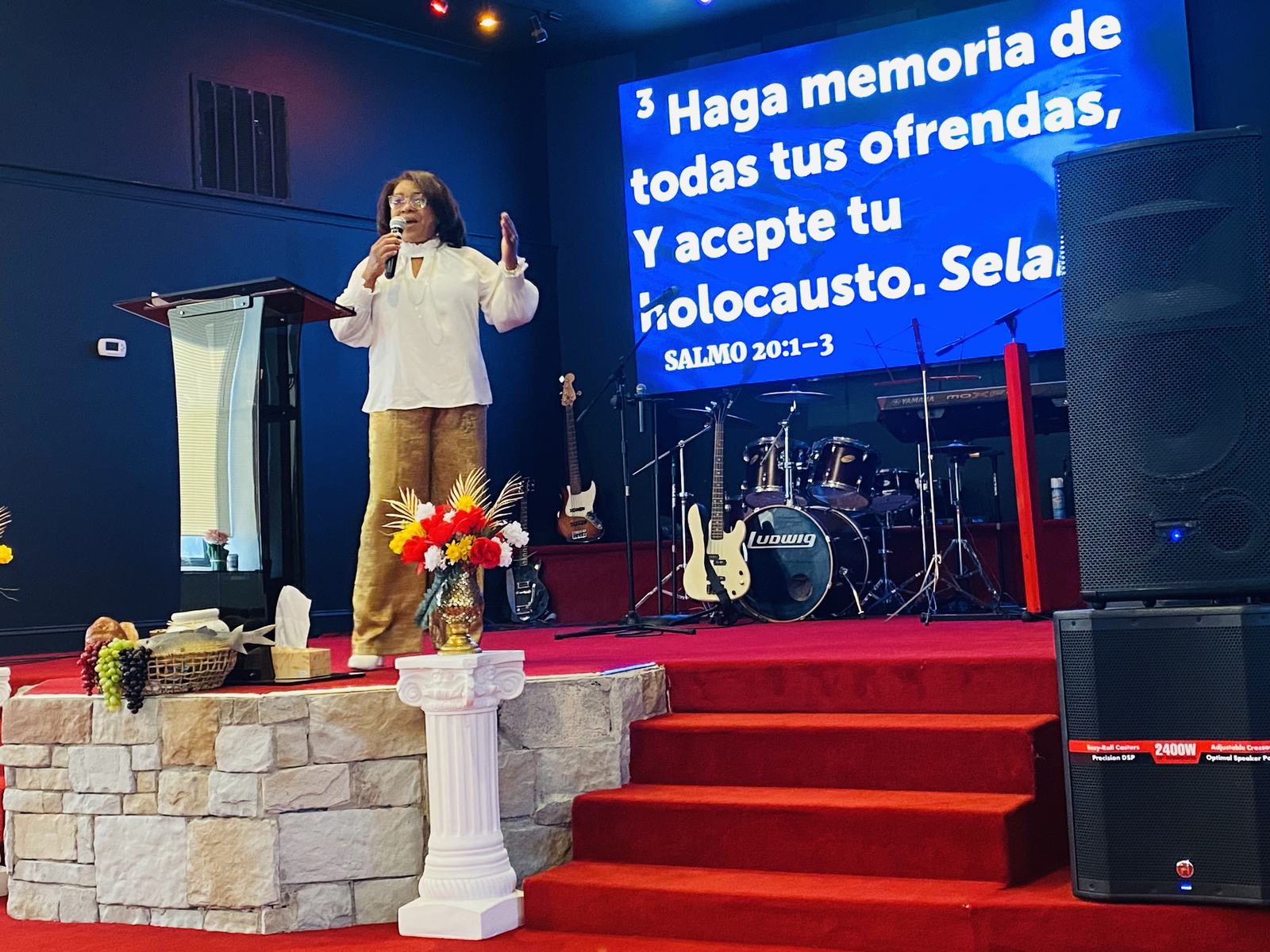 Mujer predicando en el púlpito frente a la congregación