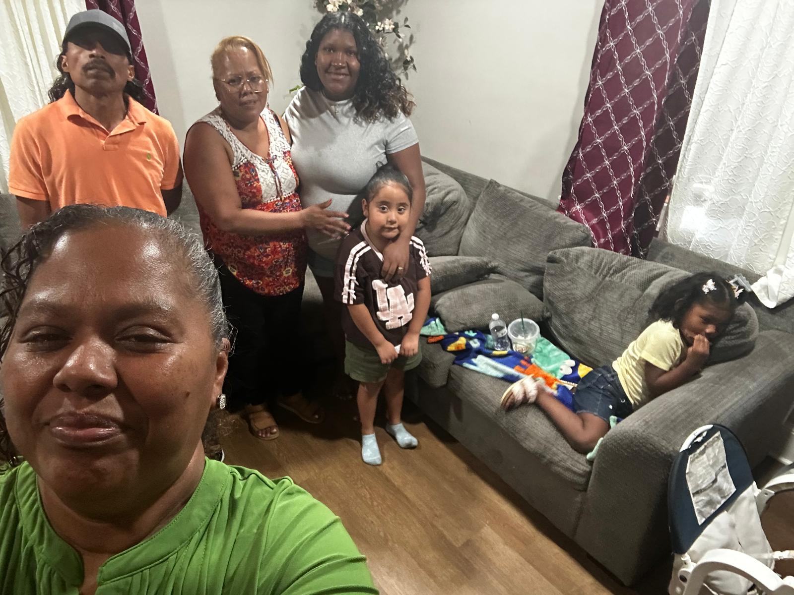 Familias reunidas en una célula en casa