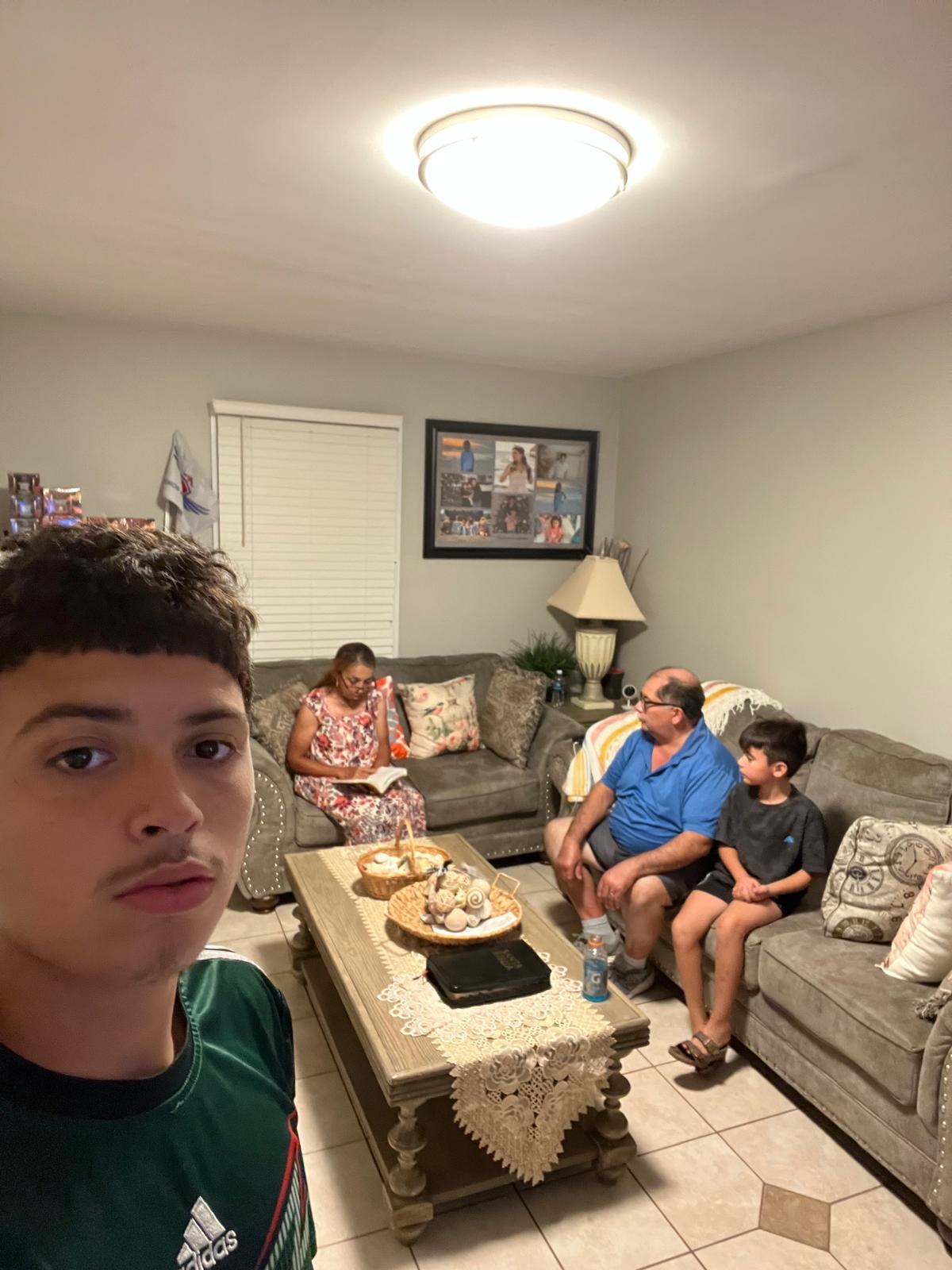 Familia leyendo la Biblia en casa durante una célula
