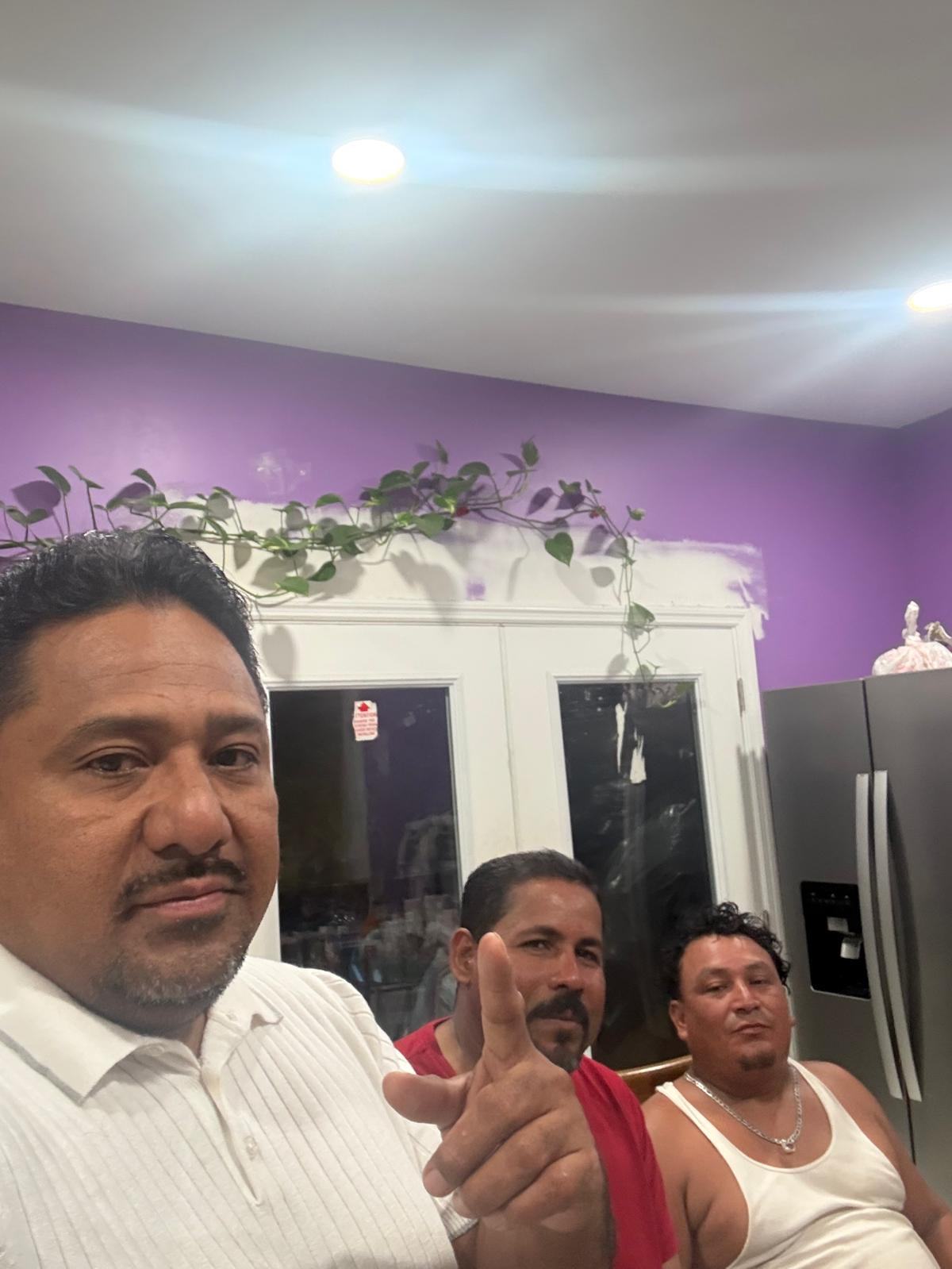 Hermanos de la iglesia reunidos en una célula