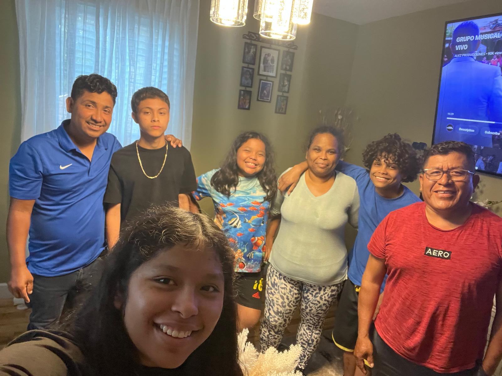 Familia numerosa reunida para su célula semanal
