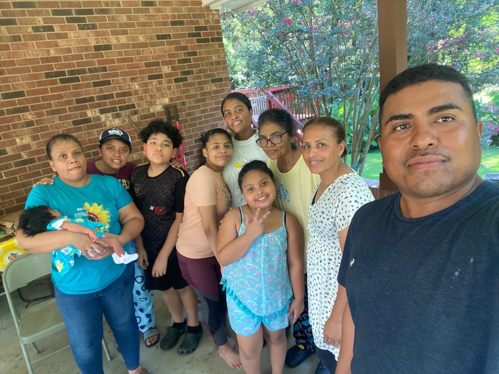 Varias generaciones de una familia reunidas en casa