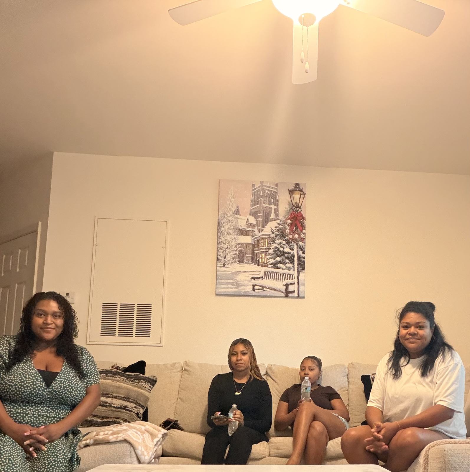 Grupo de mujeres reunidas en casa para su célula