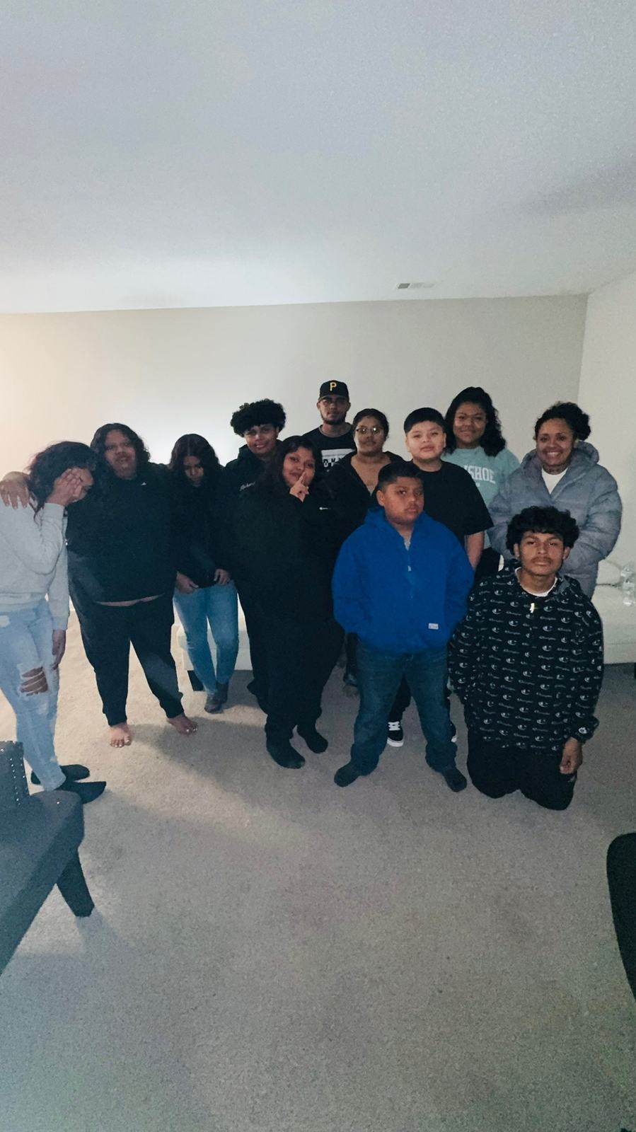 Grupo de jóvenes de la iglesia reunidos para su célula