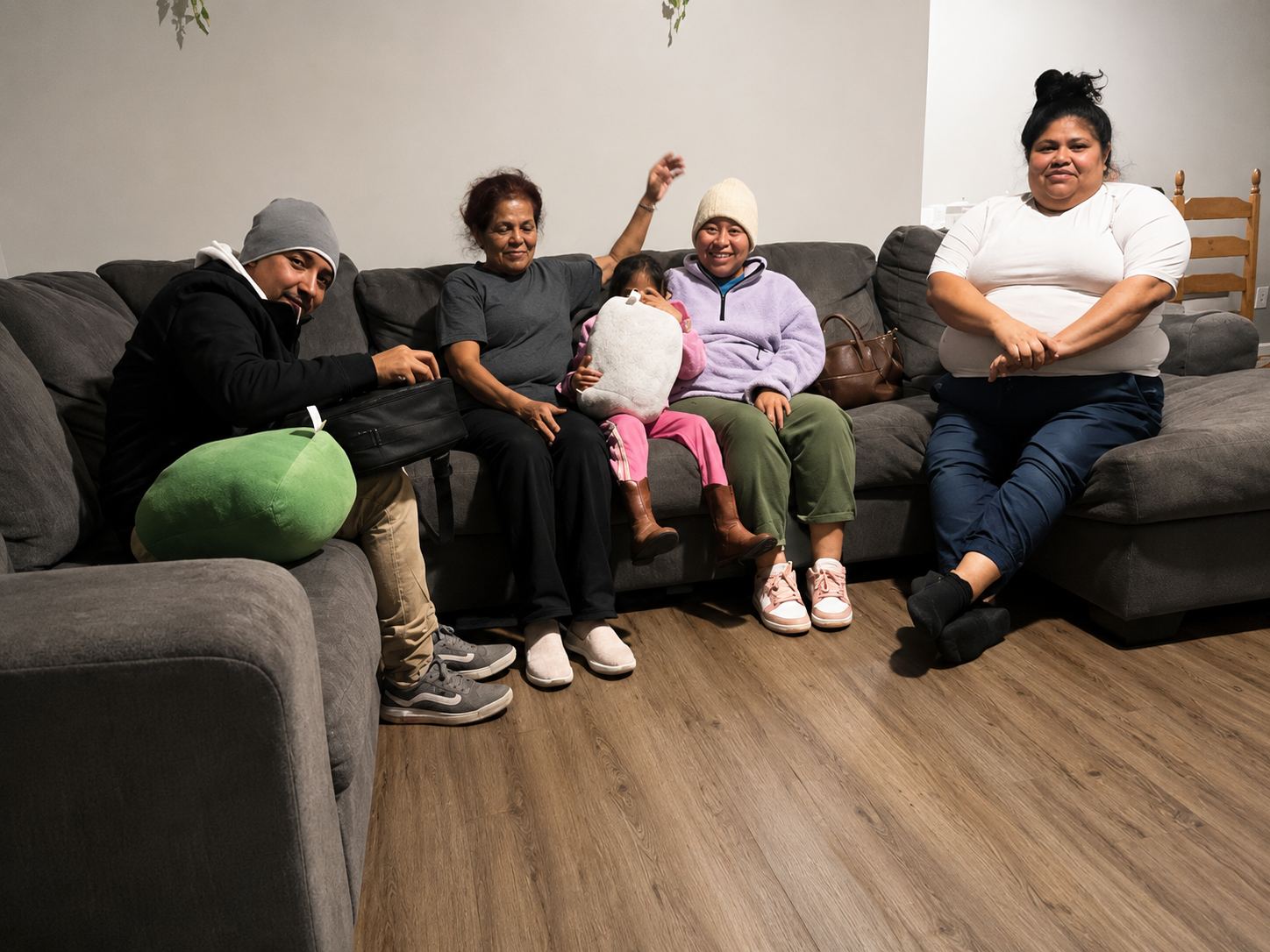 Familia reunida en la sala durante una célula en casa
