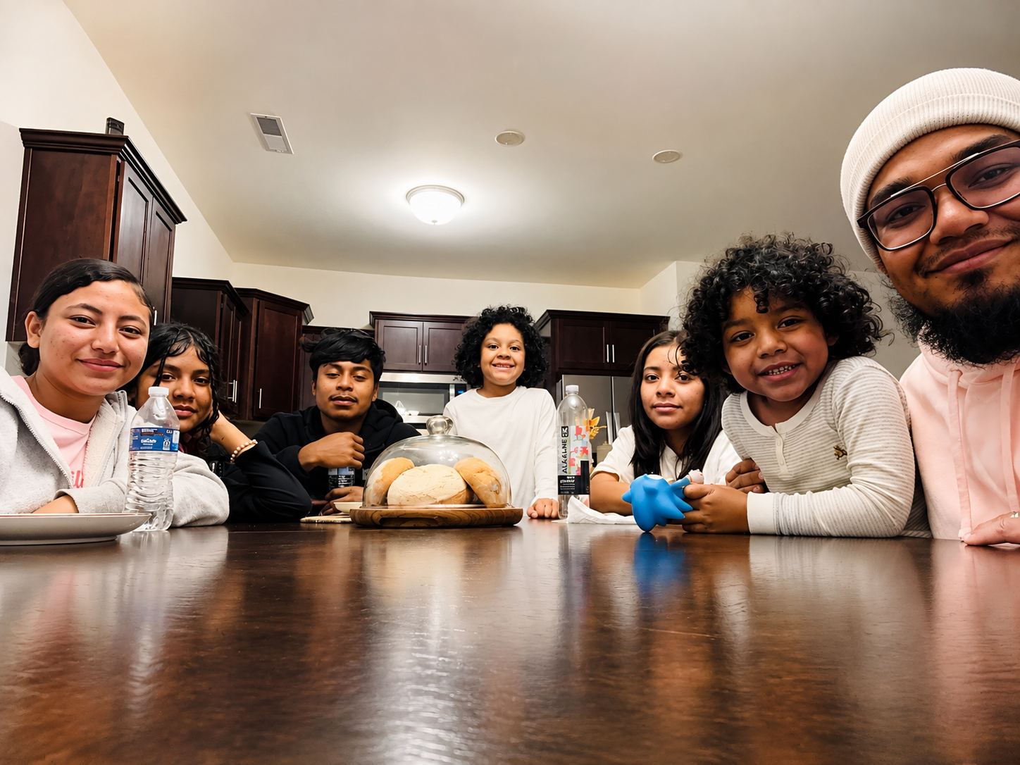 Familia numerosa reunida alrededor de la mesa durante una célula